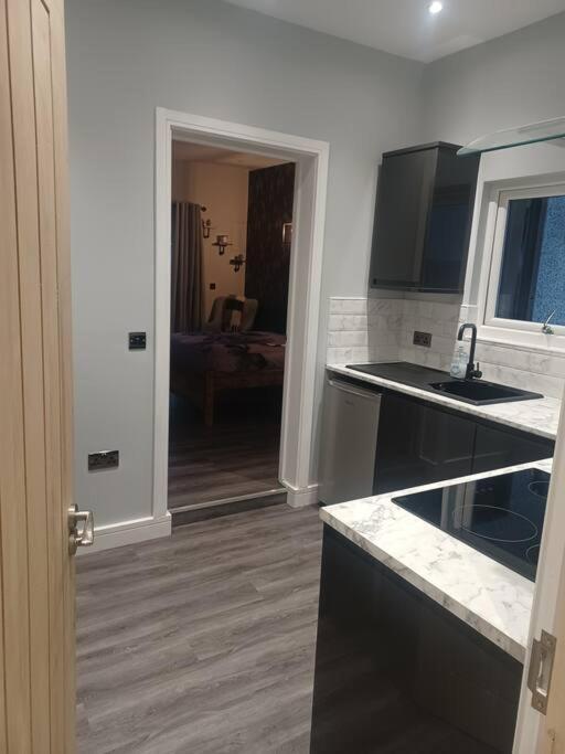 Beautiful Masons Hideaway Studio Apartment Bridgend  Buitenkant foto