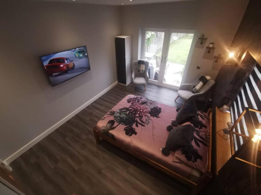 Beautiful Masons Hideaway Studio Apartment Bridgend  Buitenkant foto